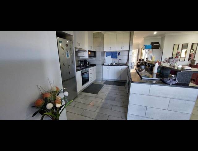 4 BEDROOM APARTMENT FOR SALE IN MARGATE BEACH